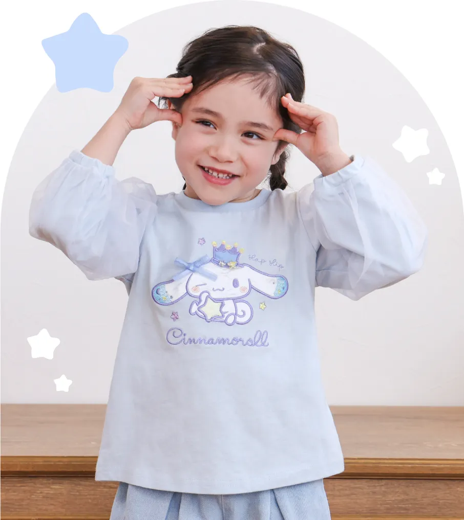 シナモロールとポムポムプリンの刺繍が入ったキュートな子供服を着用したキッズモデルのイメージショット