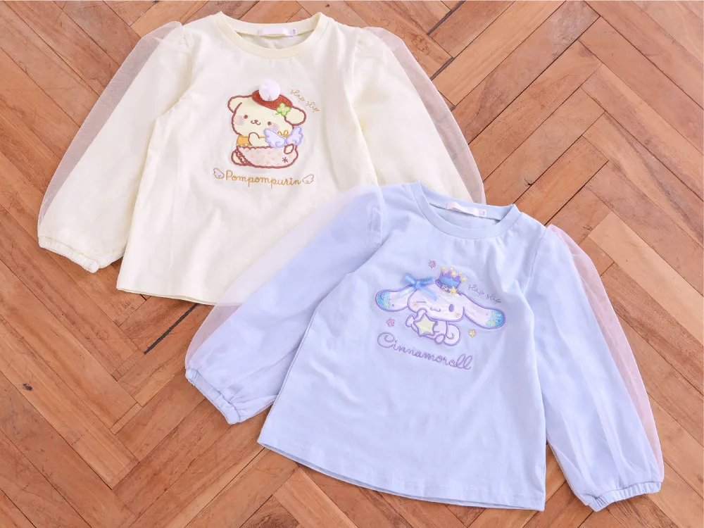 ポムポムプリンのアップリケと袖チュールが特徴的なイエローの長袖Tシャツを着用したモデル