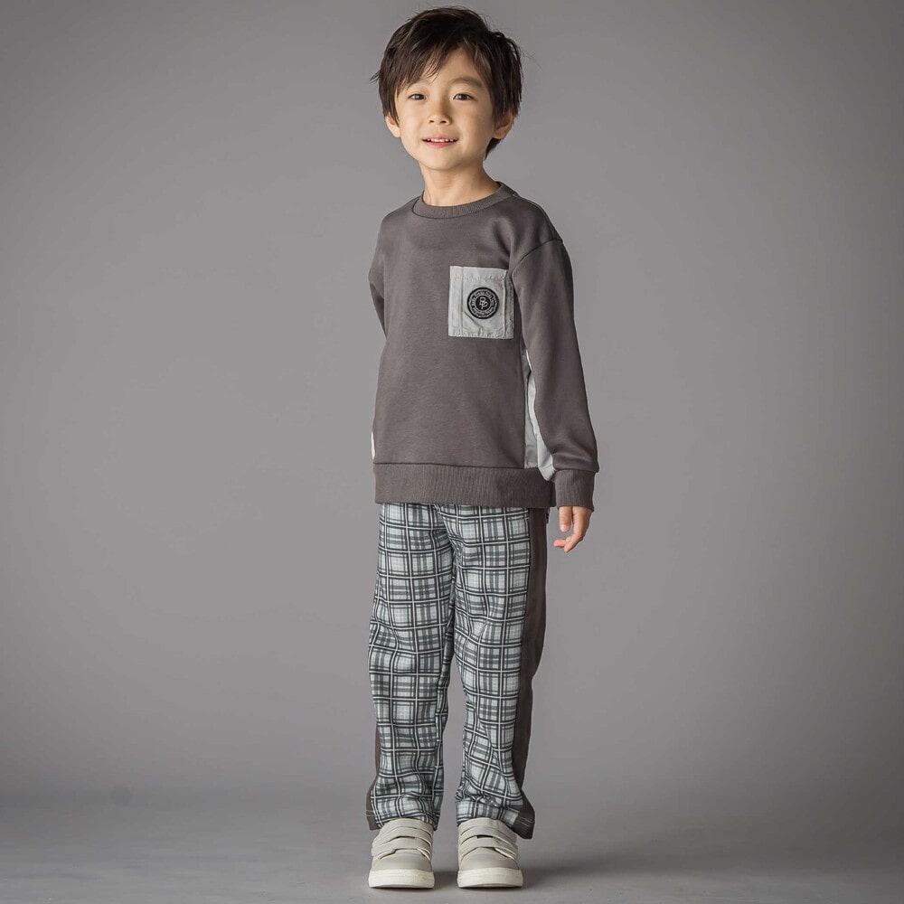 BeBe Petits Pois Vert 裏毛タフタ切り替えトレーナーとチェック柄パンツを合わせたシックコーデの男の子の全身コーディネート画像
