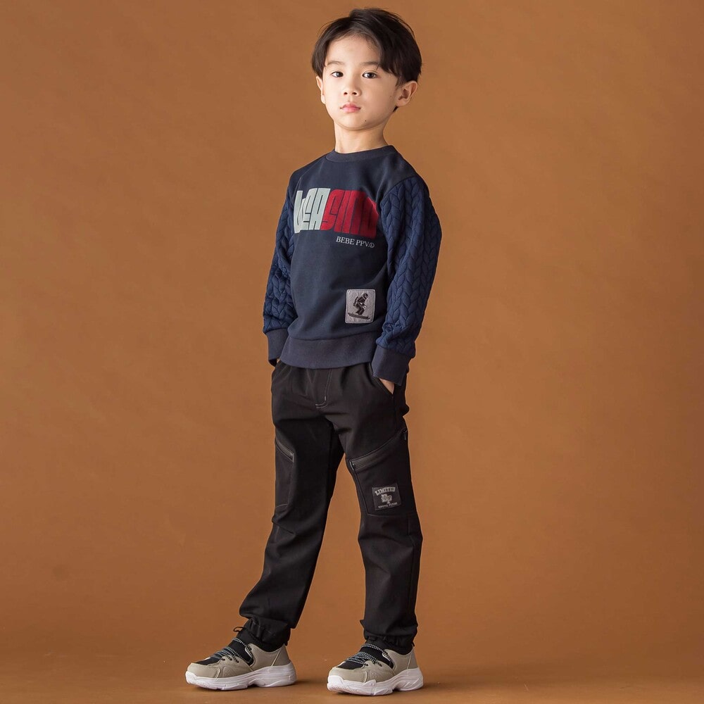 裏毛×袖キルトジャガードトレーナー（チャコール）とNPUジョガーパンツ（ブラック）を合わせた、通園通学に最適な冬の快適BOY’Sスタイル