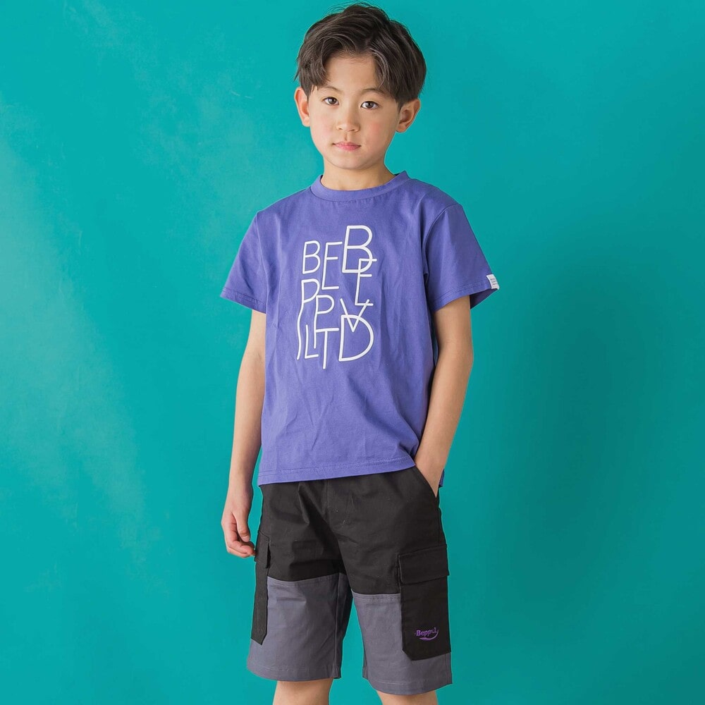 立体ロゴTシャツ×バイカラーカーゴパンツ