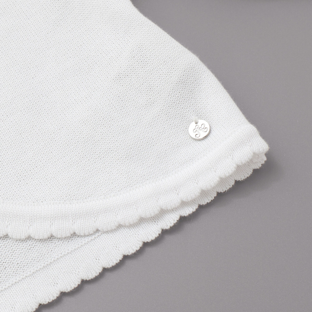 【日本製】ロゴチャーム付きニット長袖カーディガン(110~130cm) ホワイト 110cm