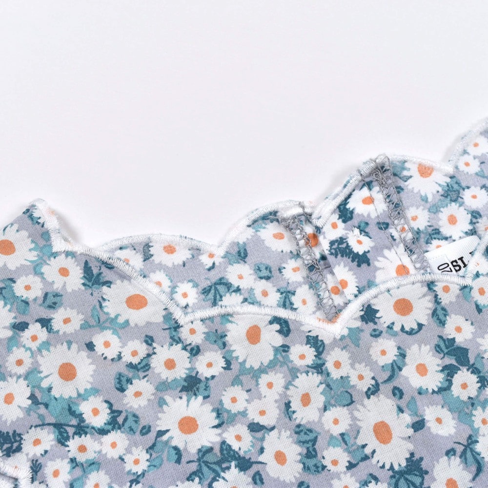 子供服べべの公式通販サイト Bebe Mall スカラップ 花柄 ワンピース 80 130cm 80cm グレー系 ワンピース ベベ モール オフィシャルオンラインストア