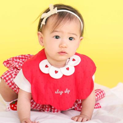 ハート刺しゅう襟付きスカラップスタイベビー