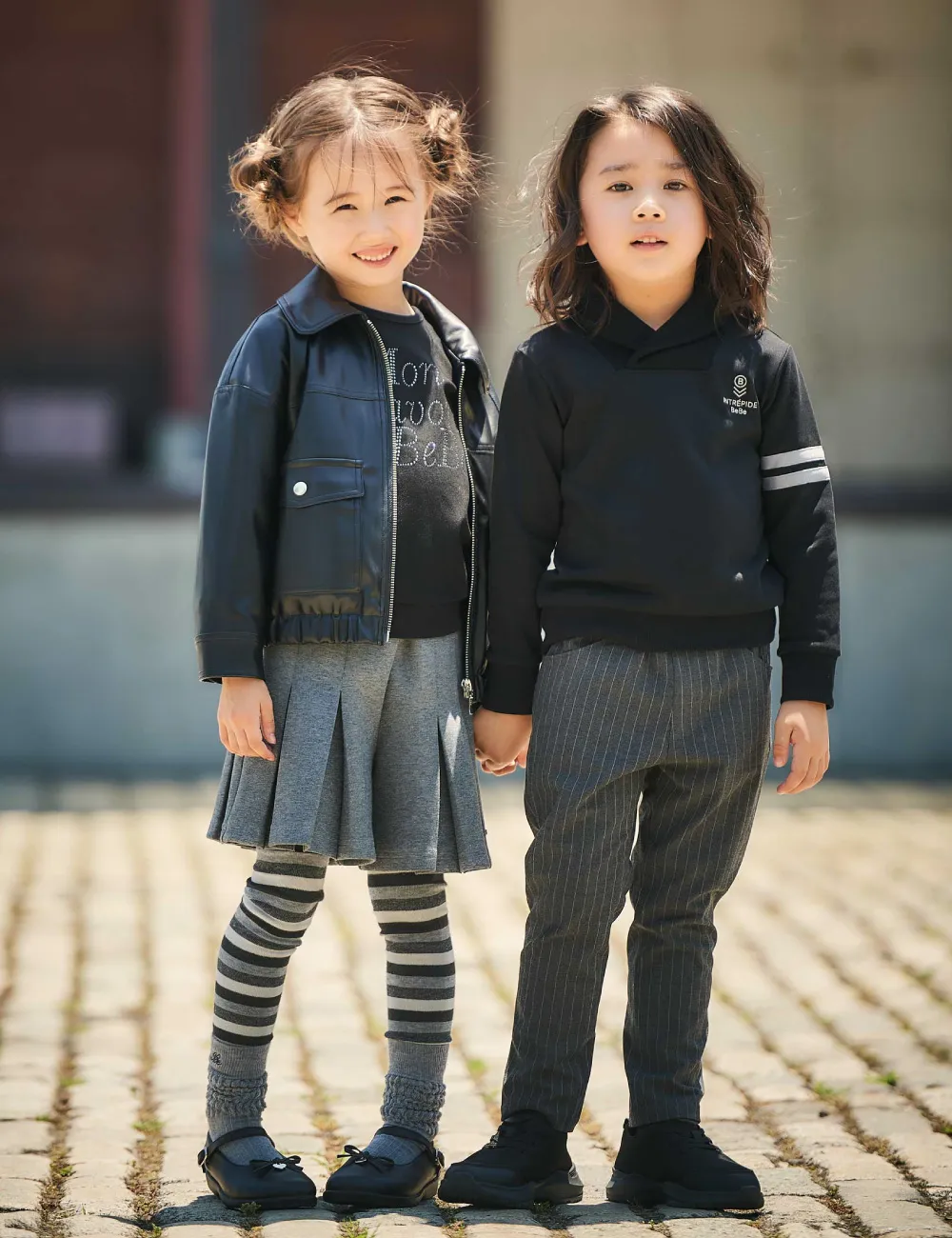 【Look 02】べべ 2025 AW 復刻アーカイブアイテムを着用したキッズモデルの集合写真