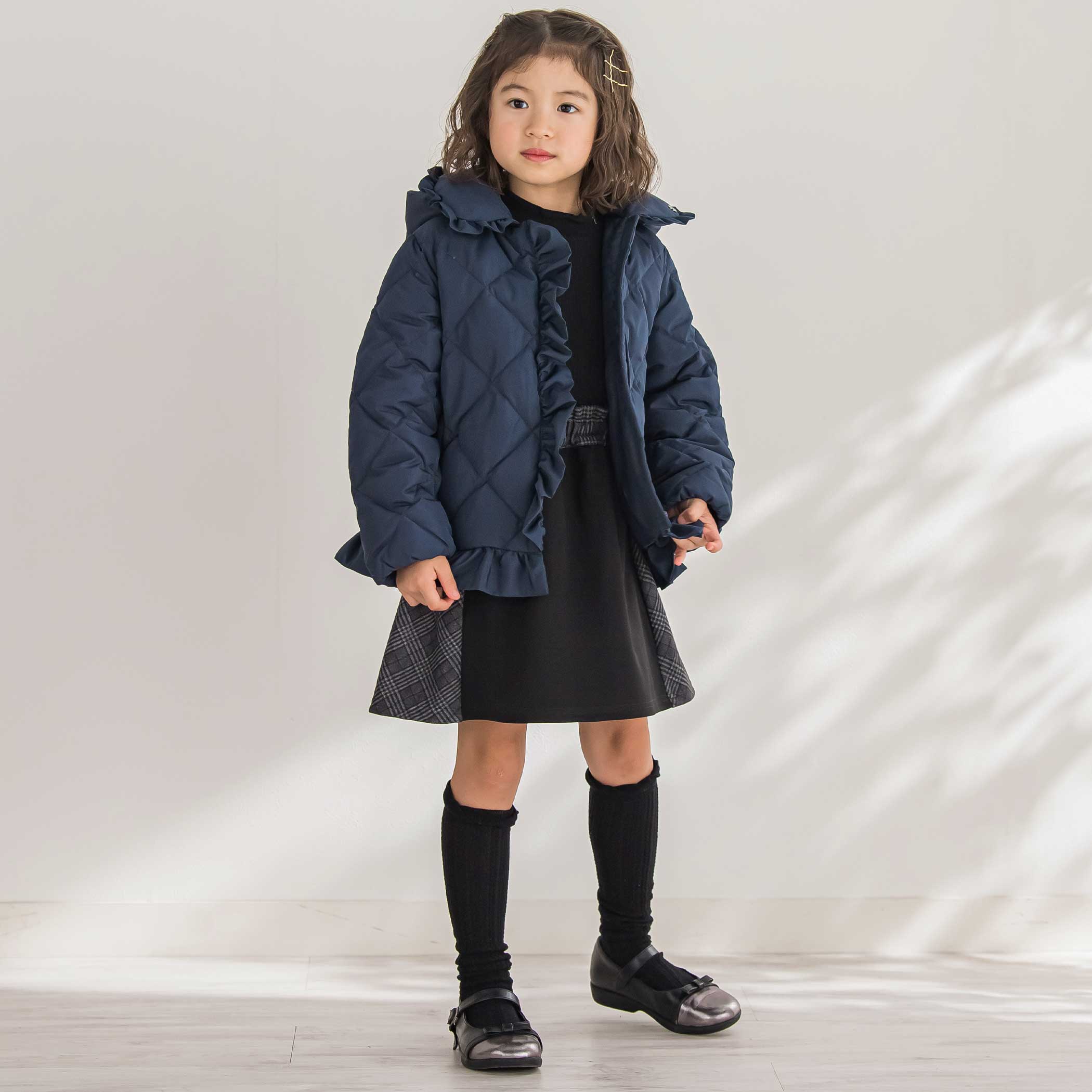 BeBe Petits Pois Vert キルトダウンジャケットとチェック柄スカートの愛されコーデ