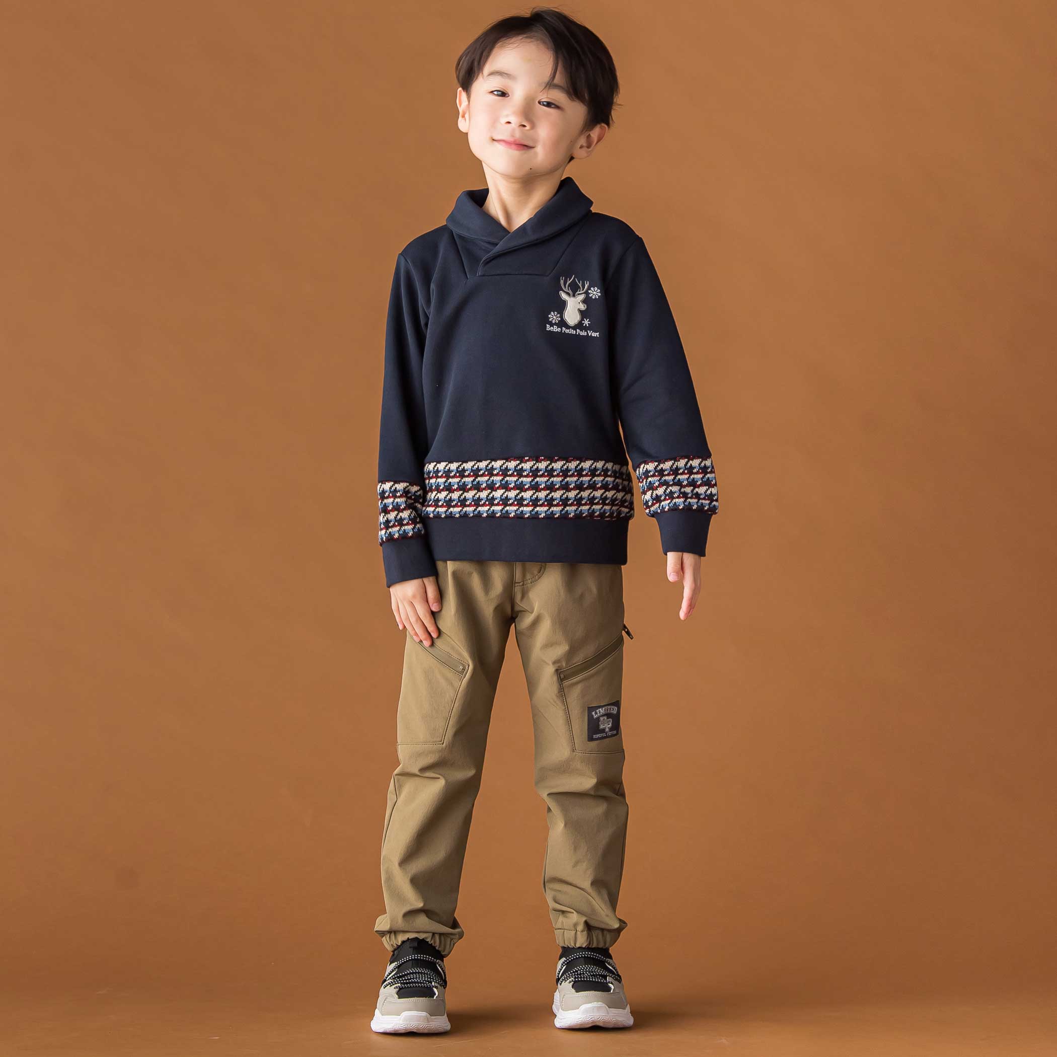 ノルディック柄ショールカラートレーナーとNPUジョガーパンツの機能性重視BOY’Sスタイル。ネイビーのトレーナーとカーキのジョガーパンツの全身コーディネート