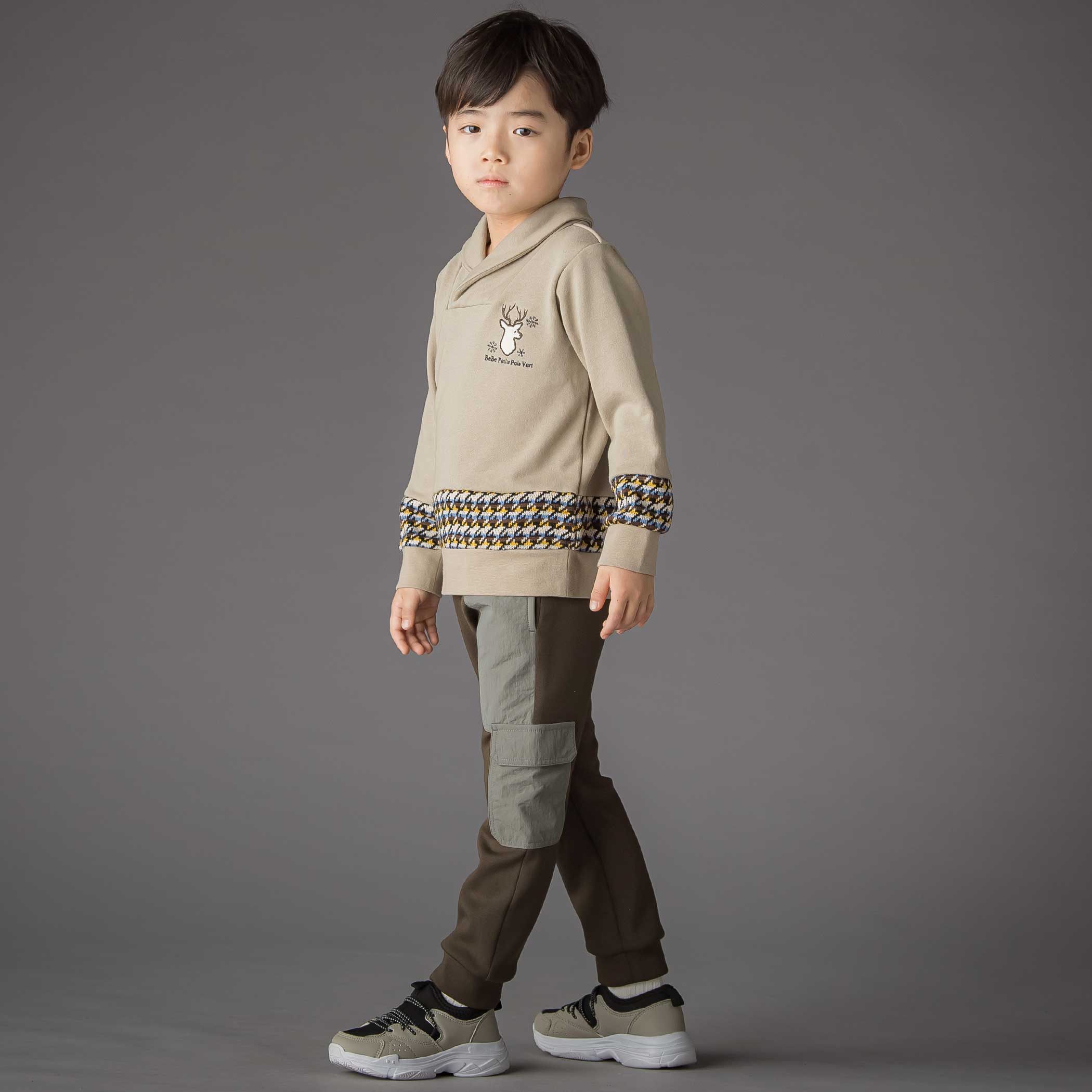 ショールカラー裏毛切り替えトレーナーと裏起毛格子タフタロングパンツの冬映えBOY’Sスタイル。ノルディック柄とトナカイモチーフが特徴のベージュ系コーディネート