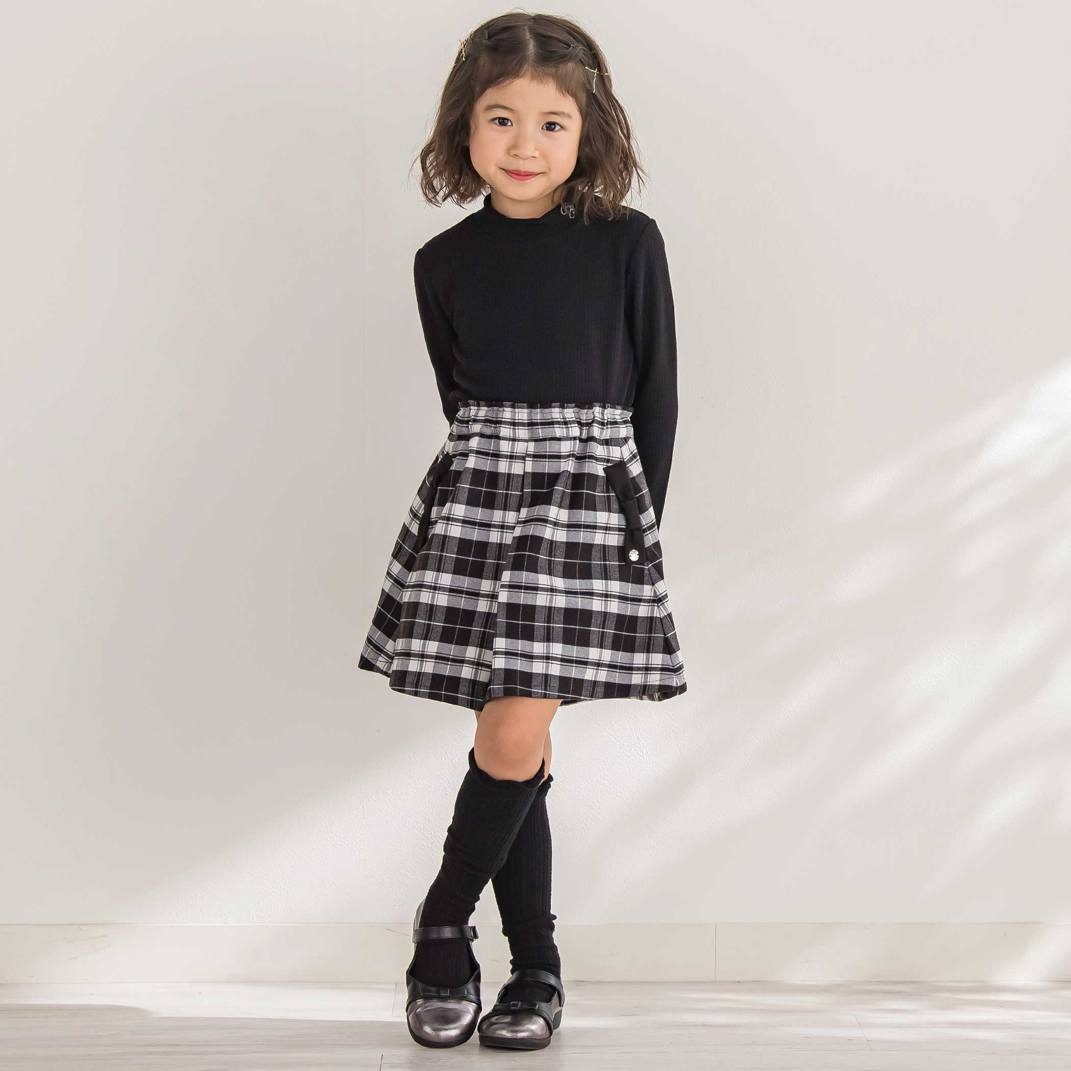 BeBe Petits Pois Vert ブラックリブトップスとモノトーンチェックスカートのシックコーデ