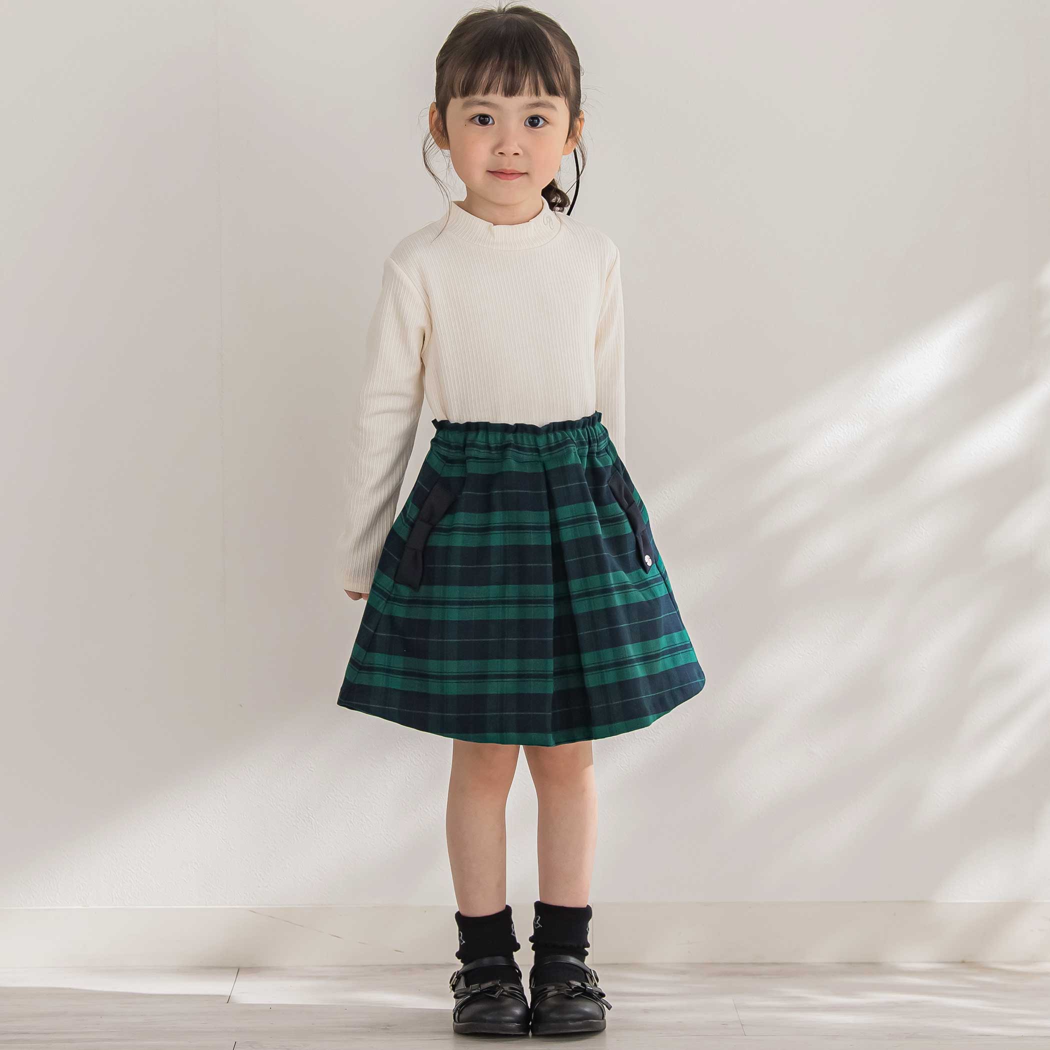 BeBe Petits Pois Vert ホワイトリブトップスとブラックウォッチスカートのクラシカルコーデ