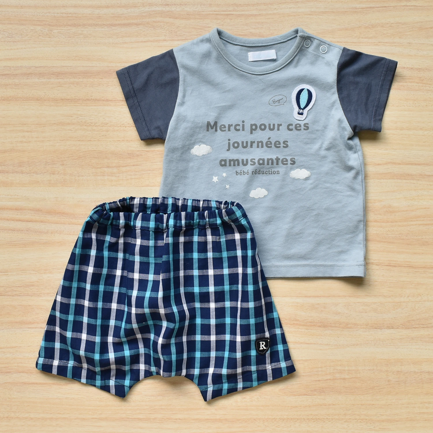 Tシャツとおしゃれなチェックのパンツの2点セット