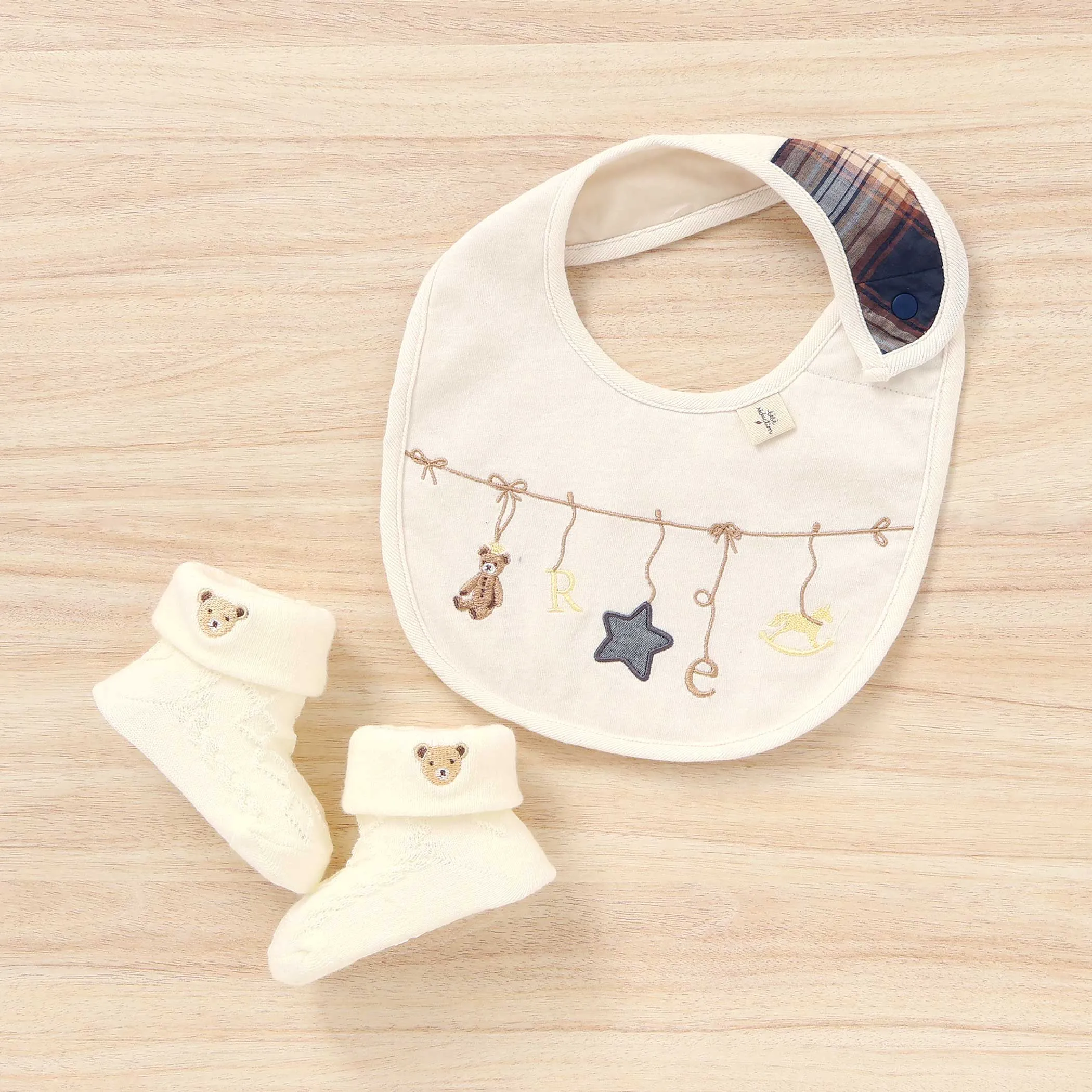 予算3000円～8000円: オーガニックコットン製ガーランド刺繍スタイとくまちゃんソックスの出産祝いセット