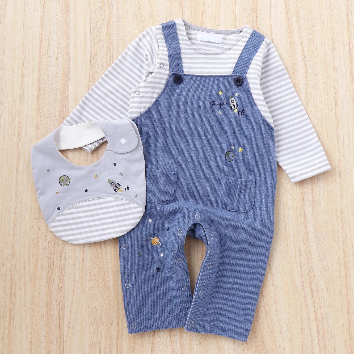 予算8000円～15000円: 重ね着風デザインのロンパースと、お揃いの刺繍が入ったスタイの組み合わせ。