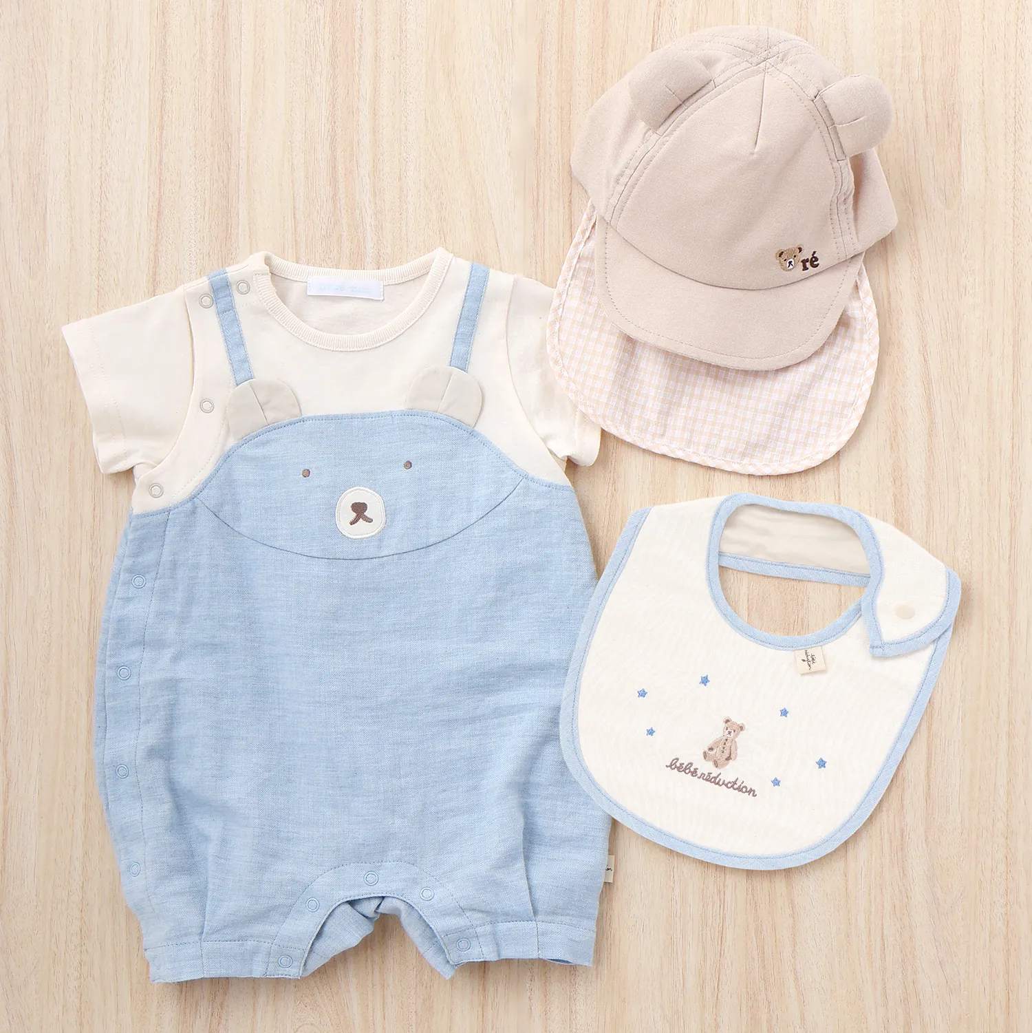 くま耳帽子とくまサロペット風ロンパースとスタイ