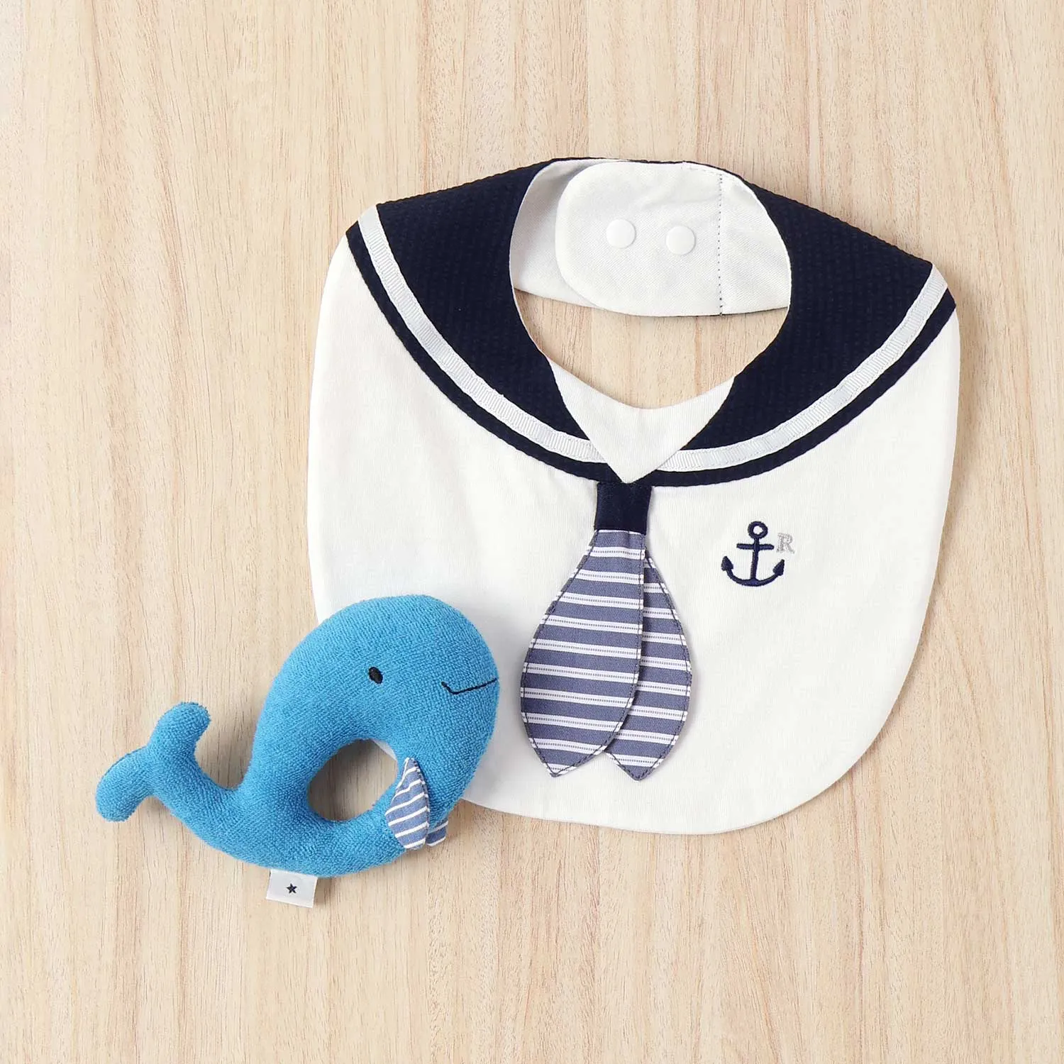 セーラーカラー風スタイとクジラのにぎにぎラトルのベビーギフトセット