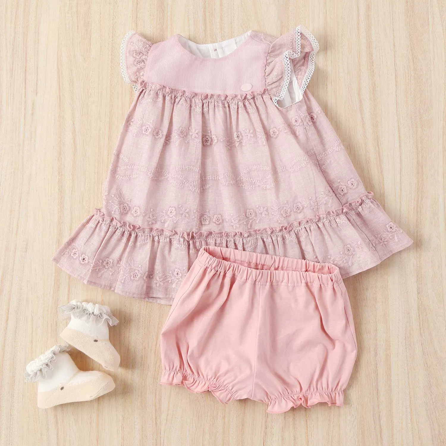 レーシーなフリルワンピースとブルマにバレエシューズ風ソックスを合わせたギフトセット