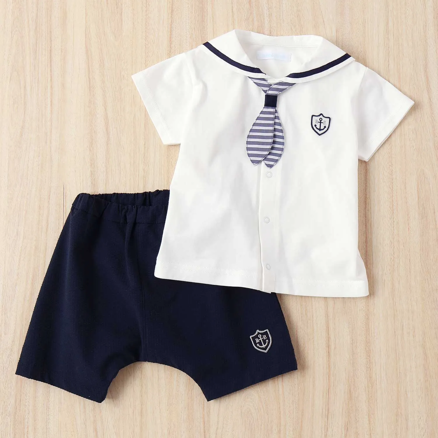 セーラーカラーのトップスとサルエル型ハーフパンツの夏向けベビーコーディネート