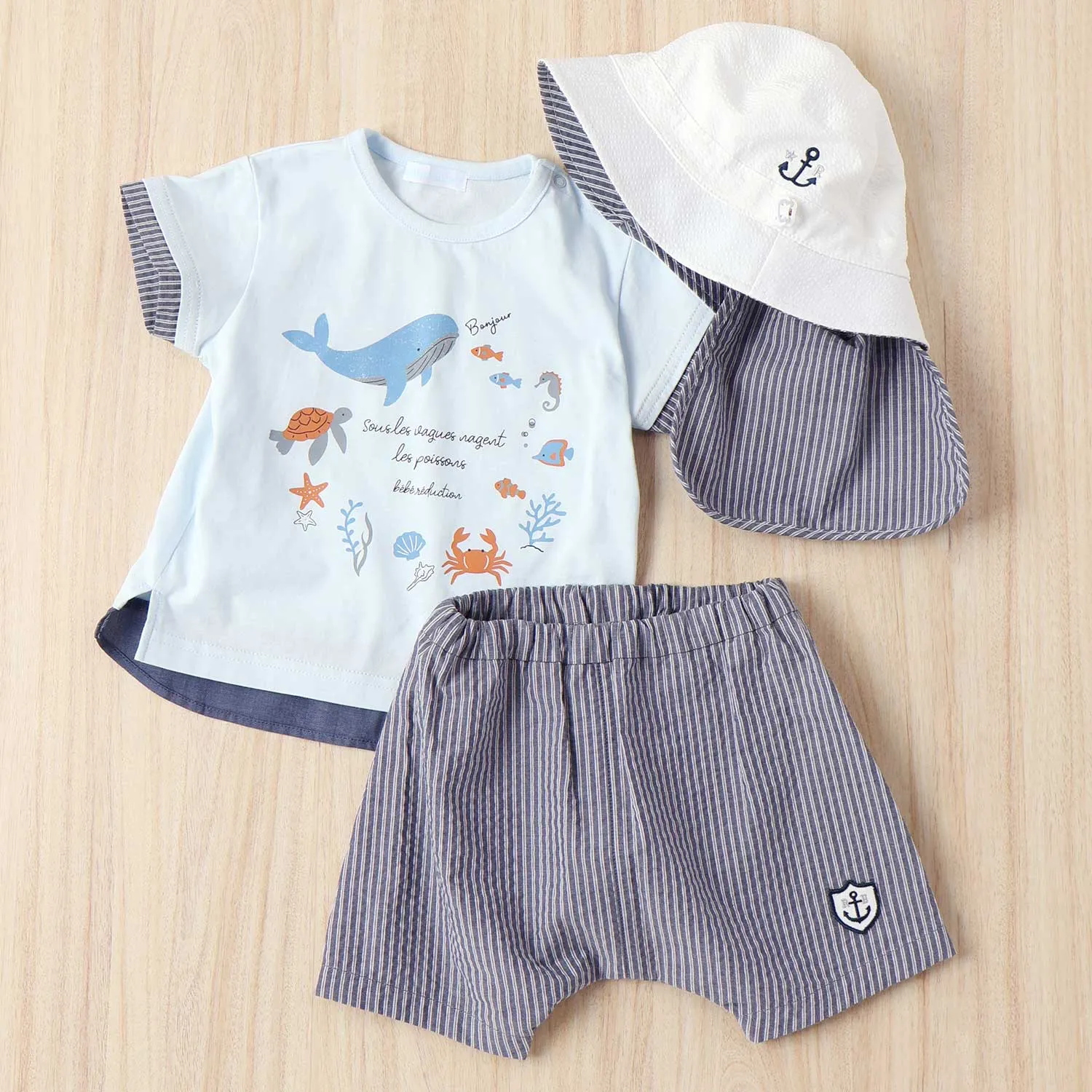 ストライプ柄がポイントの帽子・Tシャツ・パンツを合わせた爽やかなお出かけコーディネート