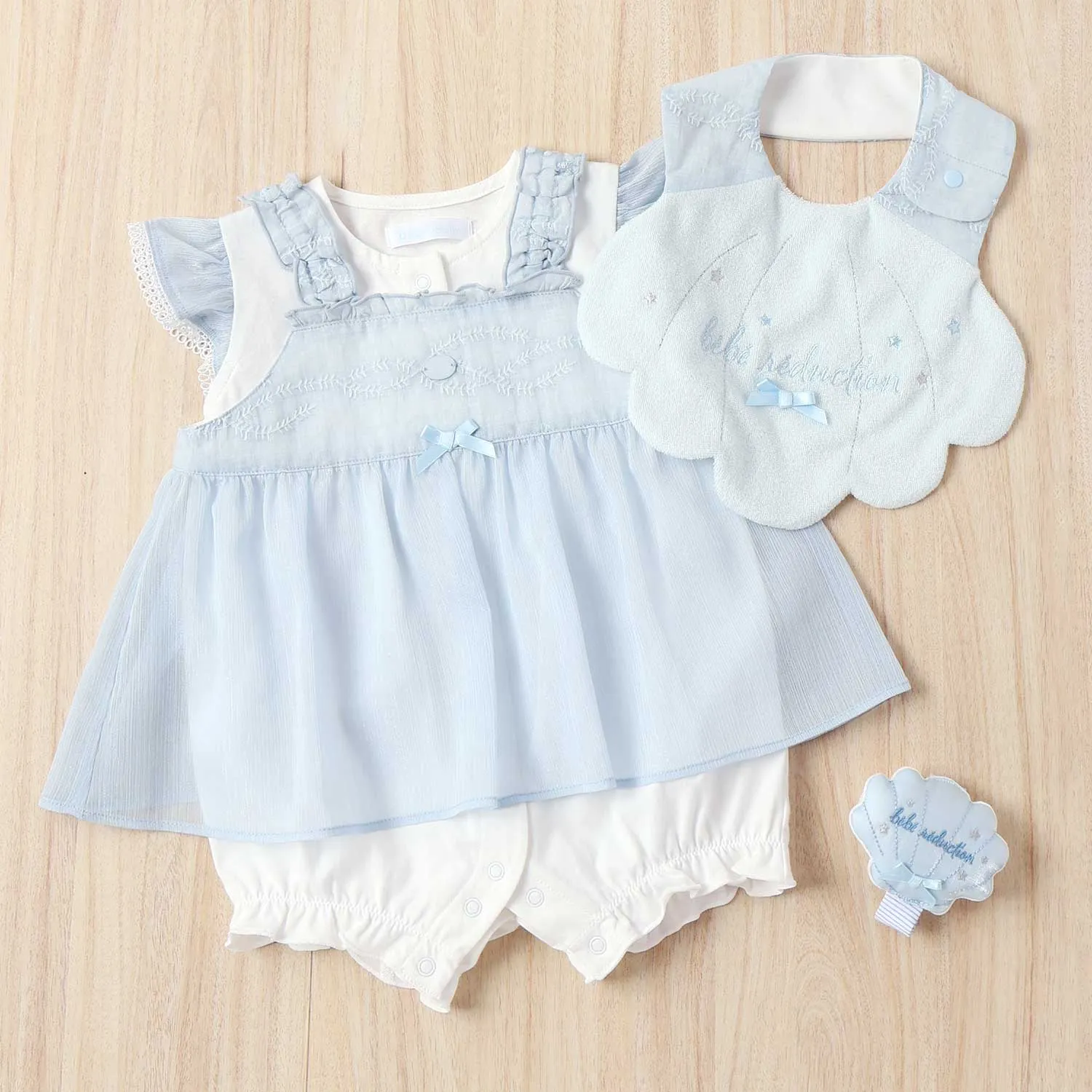 レースチュニック付きショートオールとシェルモチーフのスタイ・ガラガラのセット