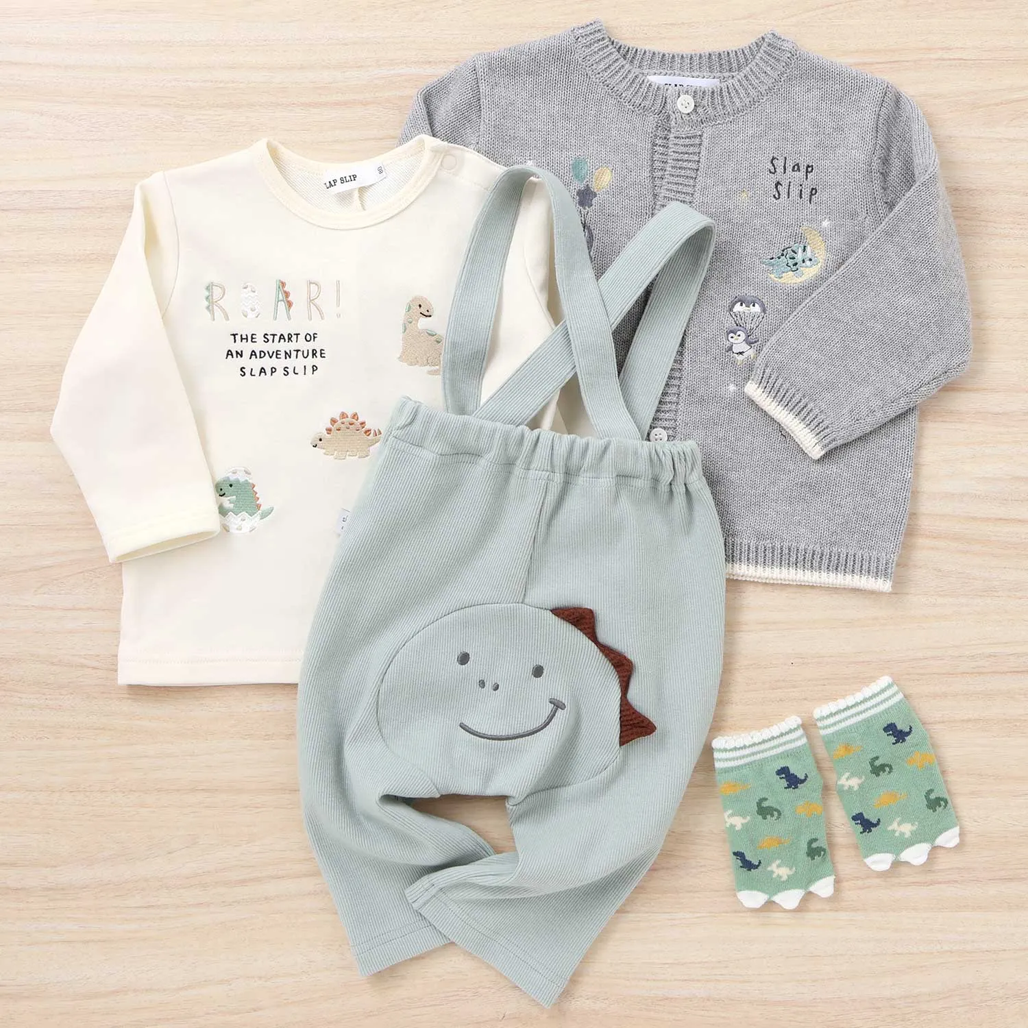 予算8000円~12000円: 恐竜モチーフのカーディガン、トレーナー、パンツ、靴下の男の子向けセパレートセット