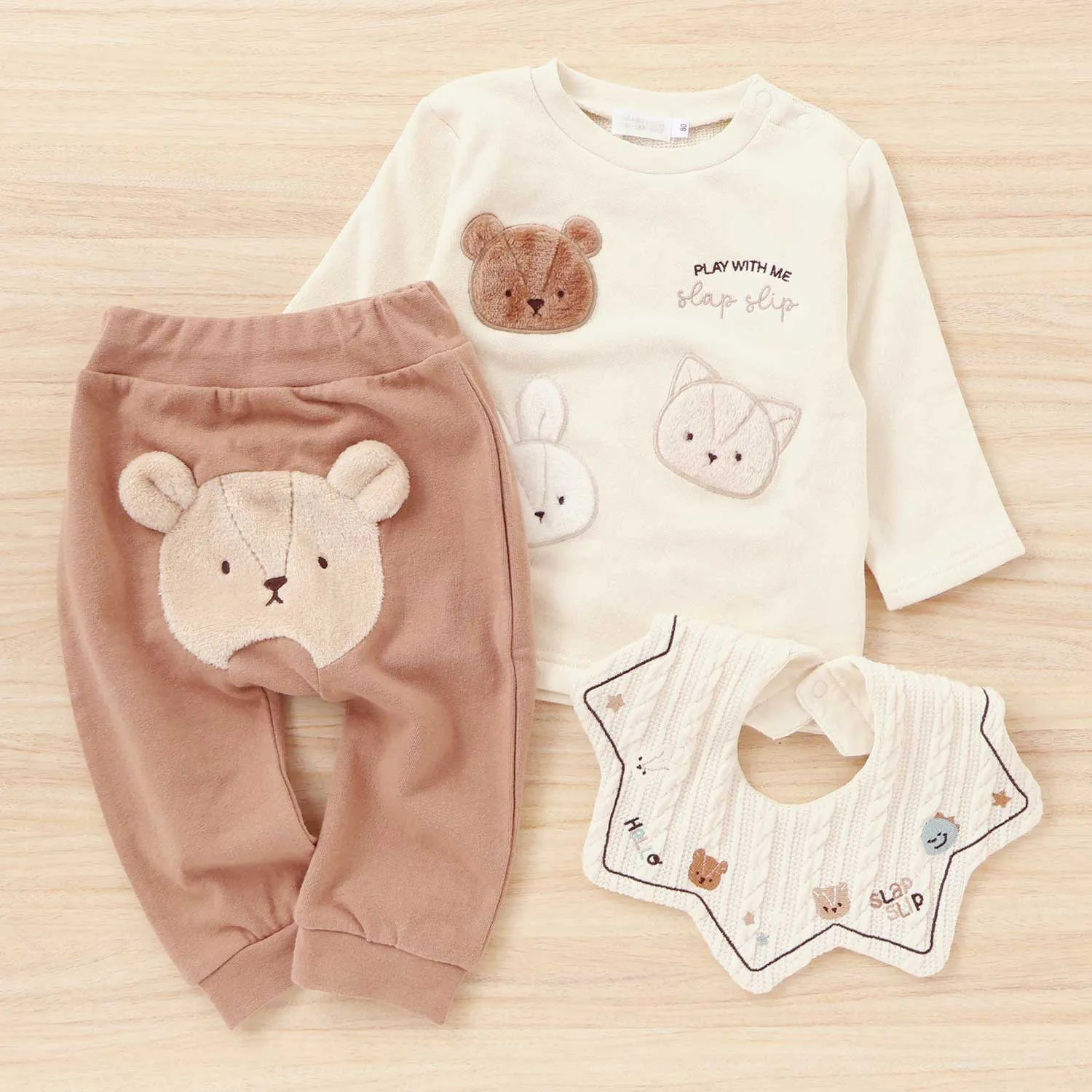 くまのパッチ刺繍が可愛いトレーナーとパンツ、襟付きスタイの3点セット