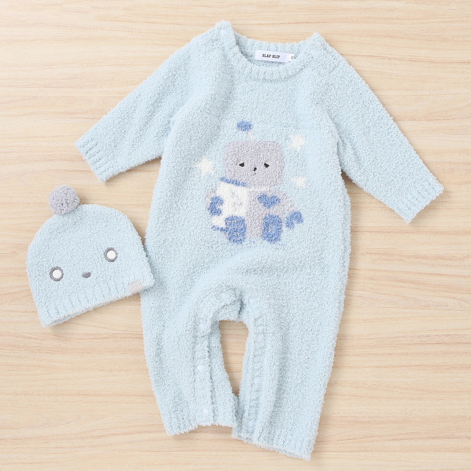 ふわふわなニットのロンパースと帽子の組み合わせ