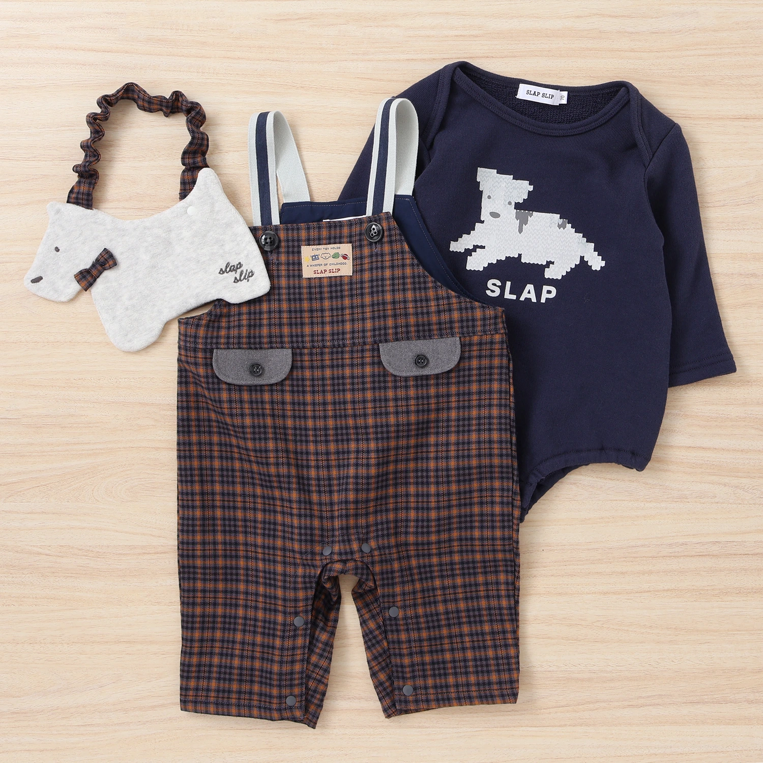 サロペットのセットと、ワンちゃん型のスタイ