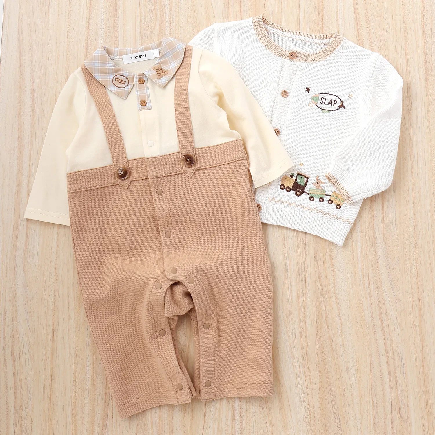 重ね着風デザインのロンパース