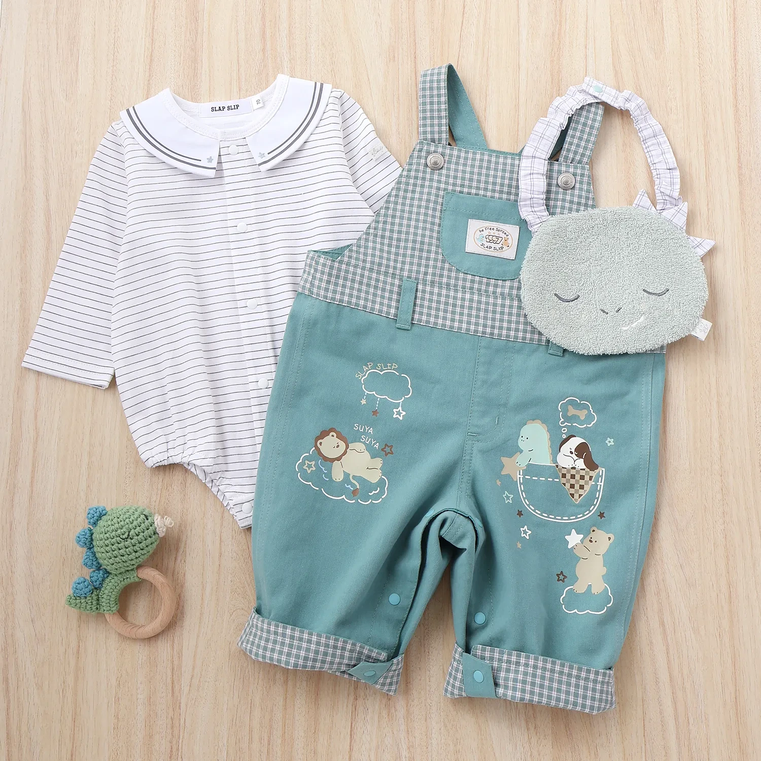 可愛いサロペットとインナーボディにサロペットとカラーを揃えた小物も添えて