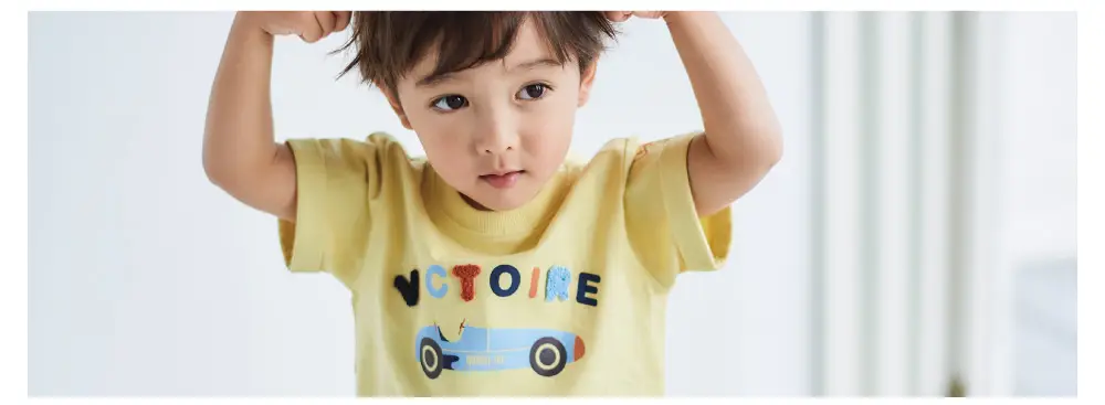 黄色いTシャツを着た男の子