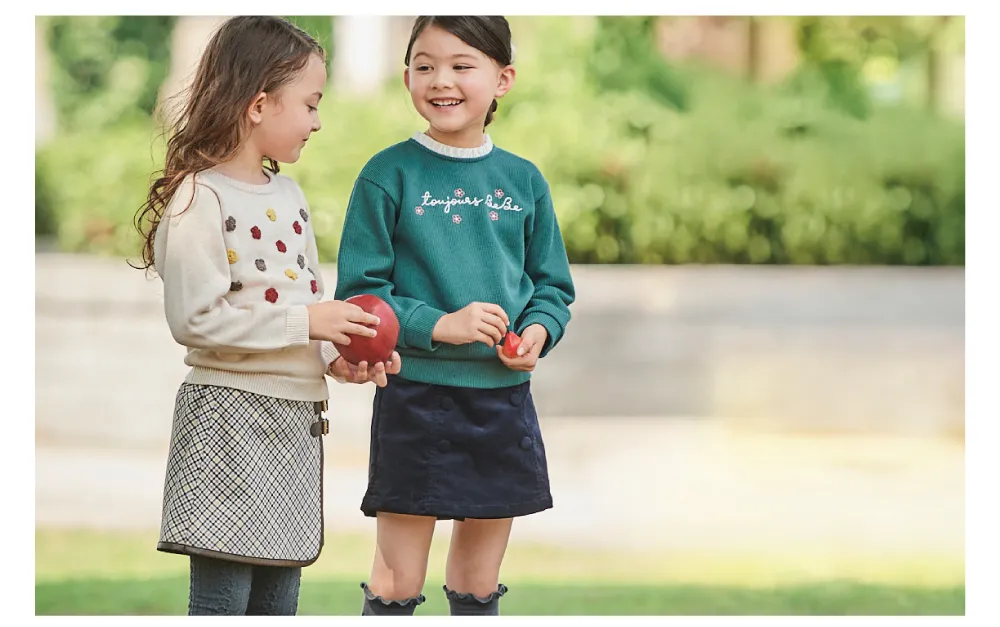 BeBe GIRLS 2025秋冬コレクション 刺繍入りトレーナーとチェックパンツの暖かみのあるスタイル