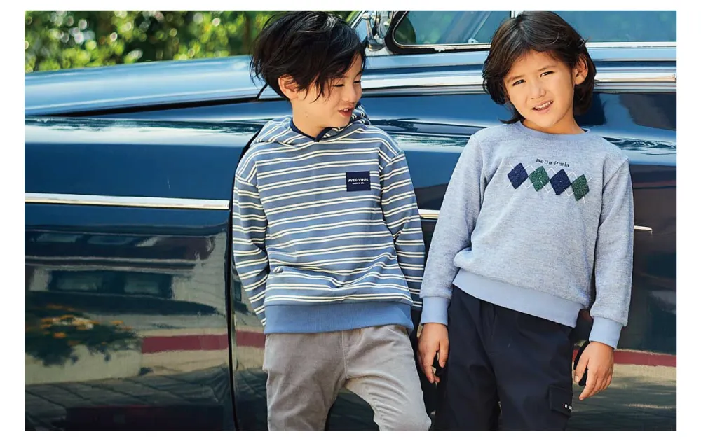 BeBe BOYS 2025秋冬 パッチワーク柄のフーディーとコーデュロイパンツのドライブスタイル