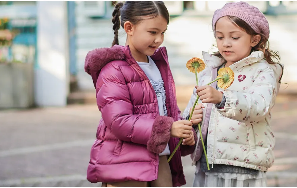 BeBe ガールズ 2025秋冬新作 | トラッドなコートとチェック柄ワンピースの上品な冬のコーディネート