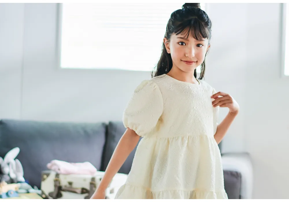BeBe（ベベ）の2025年秋冬コレクションを着こなすリリアナちゃんのメインビジュアル