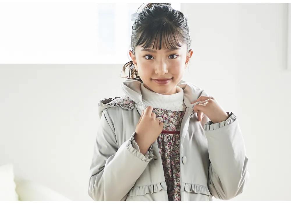 Tartine et Chocolat（タルティーヌ エ ショコラ）2025年秋冬 モデル リリアナ着用 メインコーディネート