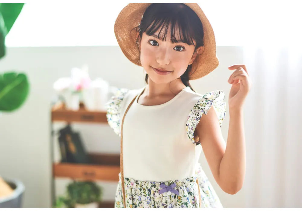 Tartine et Chocolat（タルティーヌ エ ショコラ）リリアナが着こなす2025年春夏女の子向けキッズコーディネートのメインビジュアル
