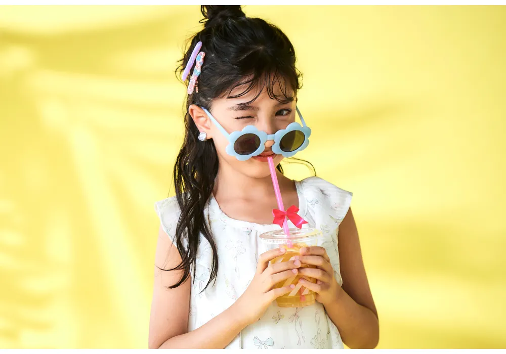 SLAP SLIP（スラップスリップ）リリアナが着こなす2025年春夏女の子向けキッズコーディネートのメインビジュアル