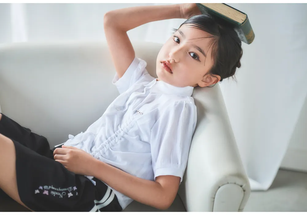 nexchic（ネクスシック）リリアナが着こなす2025年春夏女の子向けキッズコーディネートのメインビジュアル