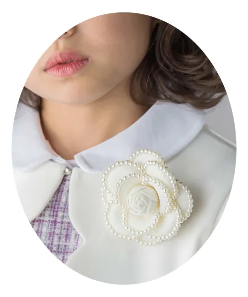 べべプチボワヴェール:緑のパールのラインが入ったカメリアコサージュ