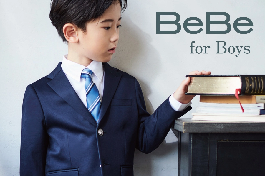BeBe（べべ）男の子向けフォーマルスーツ：紺色のジャケットとストライプのネクタイコーディネート