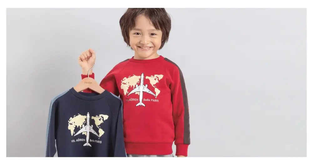 BeBe × JAL コラボ子供服。飛行機刺しゅう袖切り替えラグランTシャツを着用した男の子の全身コーディネート