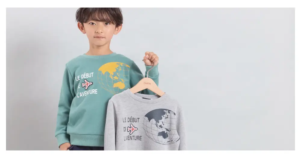 BeBe × JAL コラボ子供服。地球儀＆飛行機ワッペントレーナーを着用した女の子の全身コーディネート