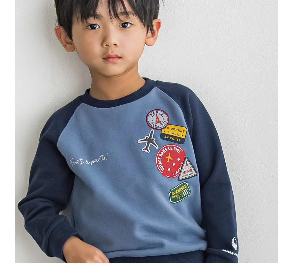BeBe × JAL コラボ ラグラン配色ワッペントレーナーを着用した男の子の全身コーディネート