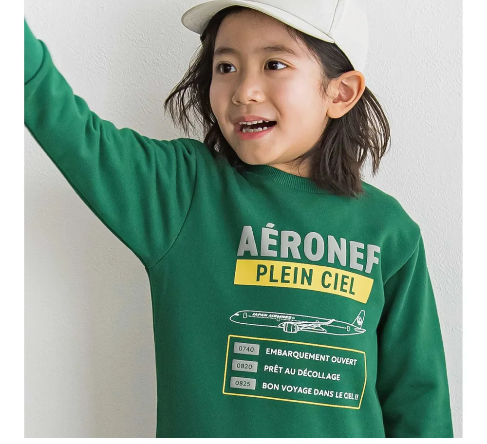 BeBe × JAL コラボ子供服。飛行機+ロゴトレーナーを着用した女の子の全身コーディネート