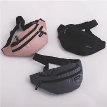 ワンポイントロゴ付きボディバッグ