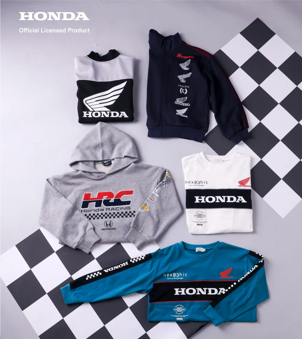 HONDA × nexchicコラボTシャツとパンツを着用した子供の全身コーディネート。レーシングムードが漂うストリートスタイル