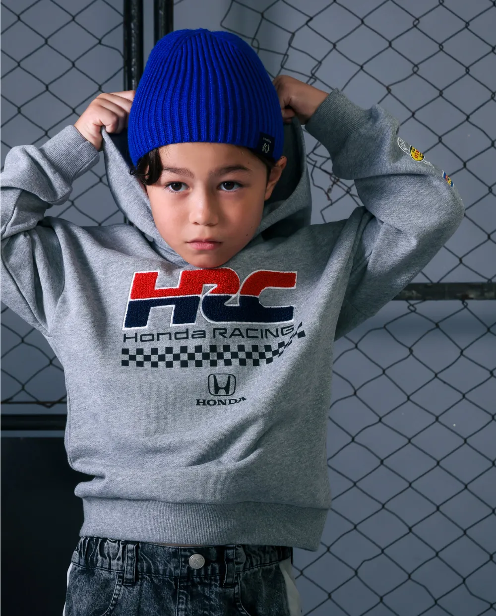 nexchic HONDAコラボ フーディを着用した子供のコーディネート。HRCサガラ刺繍が特徴