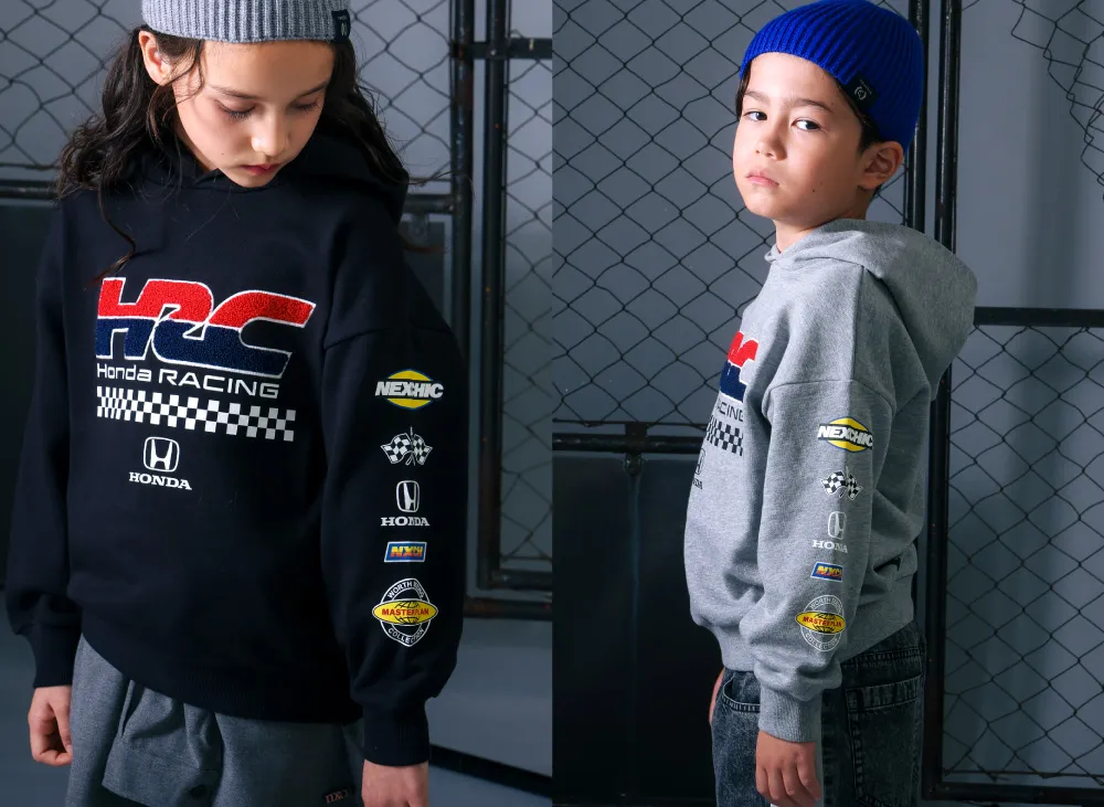 nexchic HONDAコラボ フーディの袖部分。レーシングパッチ風プリントとBIGシルエットが特徴