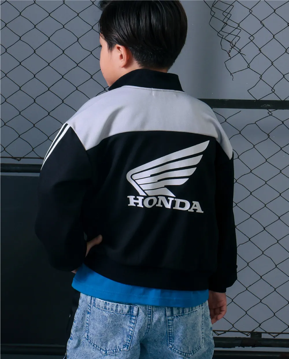 nexchic HONDAコラボ トラックジャケットを着用した子供のコーディネート。ウィングマークのバックプリント