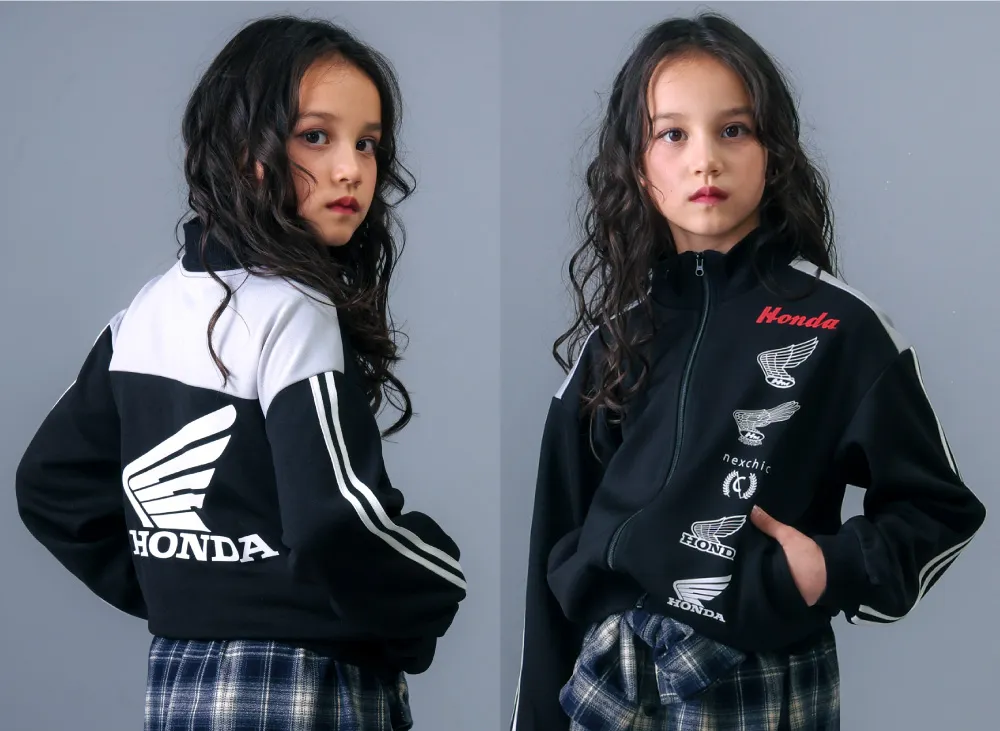 nexchic HONDAコラボ トラックジャケットの袖。ジャージ素材とスポーティな2本ライン